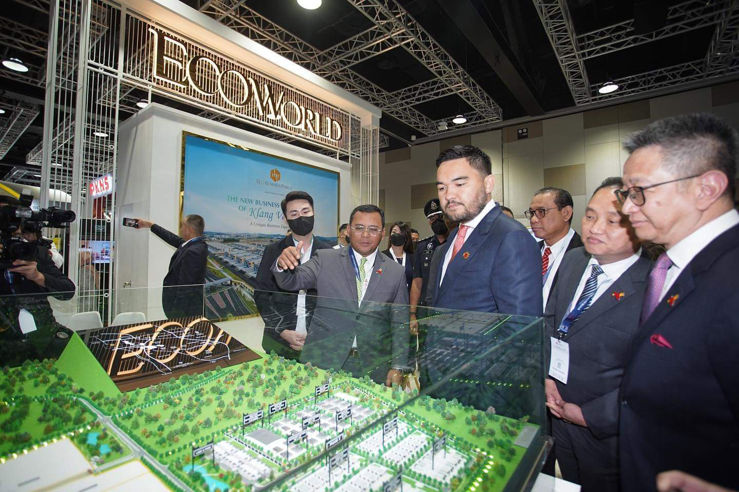在2022年雪兰莪州国际商务峰会的开幕典礼上，我们很荣幸能够得到雪兰莪州王储殿下莅临我们的展位参观